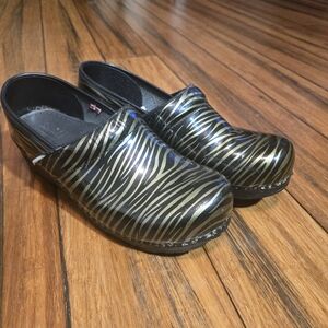 Stylish Zebra Pattern Clogs